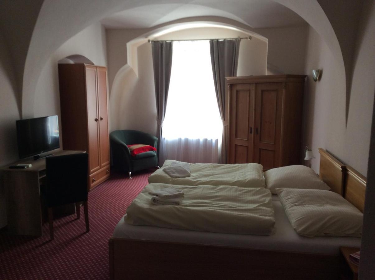 Hotel U Zlateho Andela Пардубице Экстерьер фото